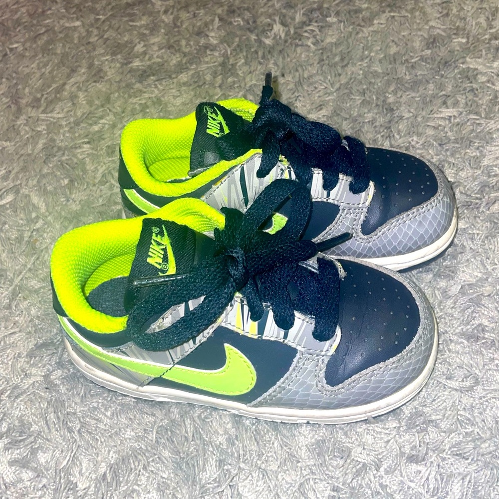 Nike dunk lows 7c. Rare. Toddlers